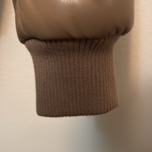 ALO Yoga Faux Leather Boss Puffer Jacket, Toasted Almond Sz XS NWT PRICE FIRM - Picture 4 of 16